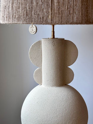 Lampe à poser en grès chamotté et abat jour en fil de jute
