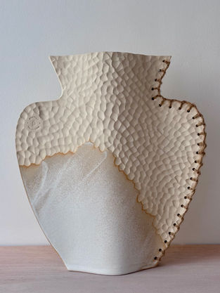 Vase en grès beige texturé et émaillé et fil de jute
