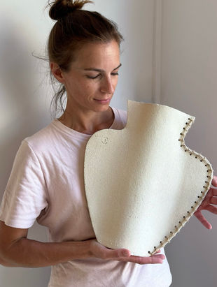 Vase en grès chamotté et couture au fil de jut