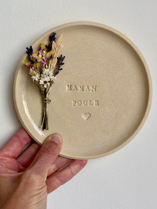 Assiette en grès beige chamotté émaillé et fleurs séchées