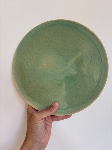Assiette en grès beige chamotté émaillé