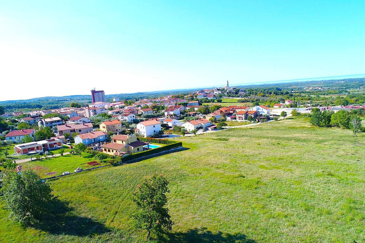 Poreč, Višnjan, građ. teren 4904 m2, s projektom 4 vile