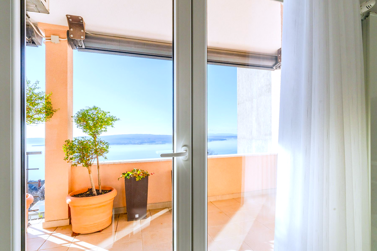 Crikvenica, kuća s 4 apartmana, bazen, parking