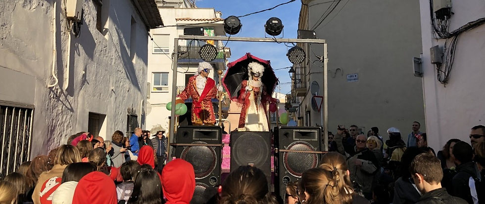 El rei Carnestoltes en un moment de la rúa infantil