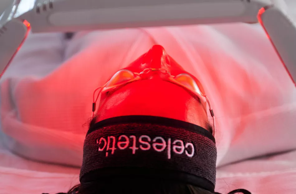 BioLED paars licht zonder biocellulose masker tijdens intensieve peeling