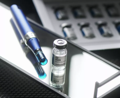 Celestetic microneedling pen met actief serum voor doelgerichte huidverbetering