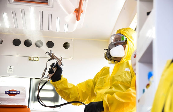 Geurcontrole specialistische schoonmaak man met spray mondmasker bril bescherming-min_edit