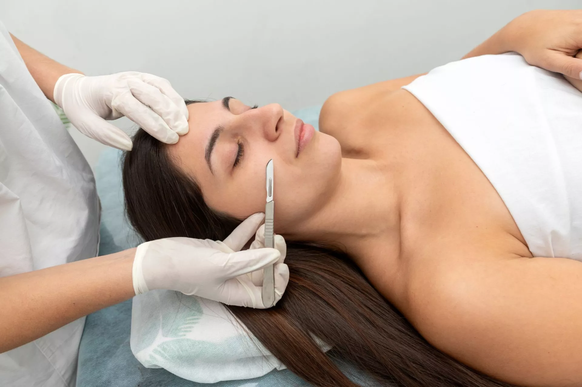 Close-up dermaplaning behandeling: verwijderen van donshaartjes en dode huidcellen