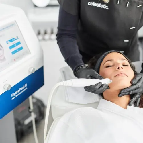 Uitgezoomde foto van dame die hydrodermabrasie behandeling ondergaat