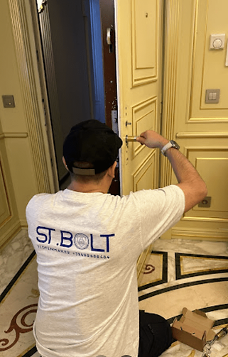 slotenmaker st bolt aan het werk-min.png