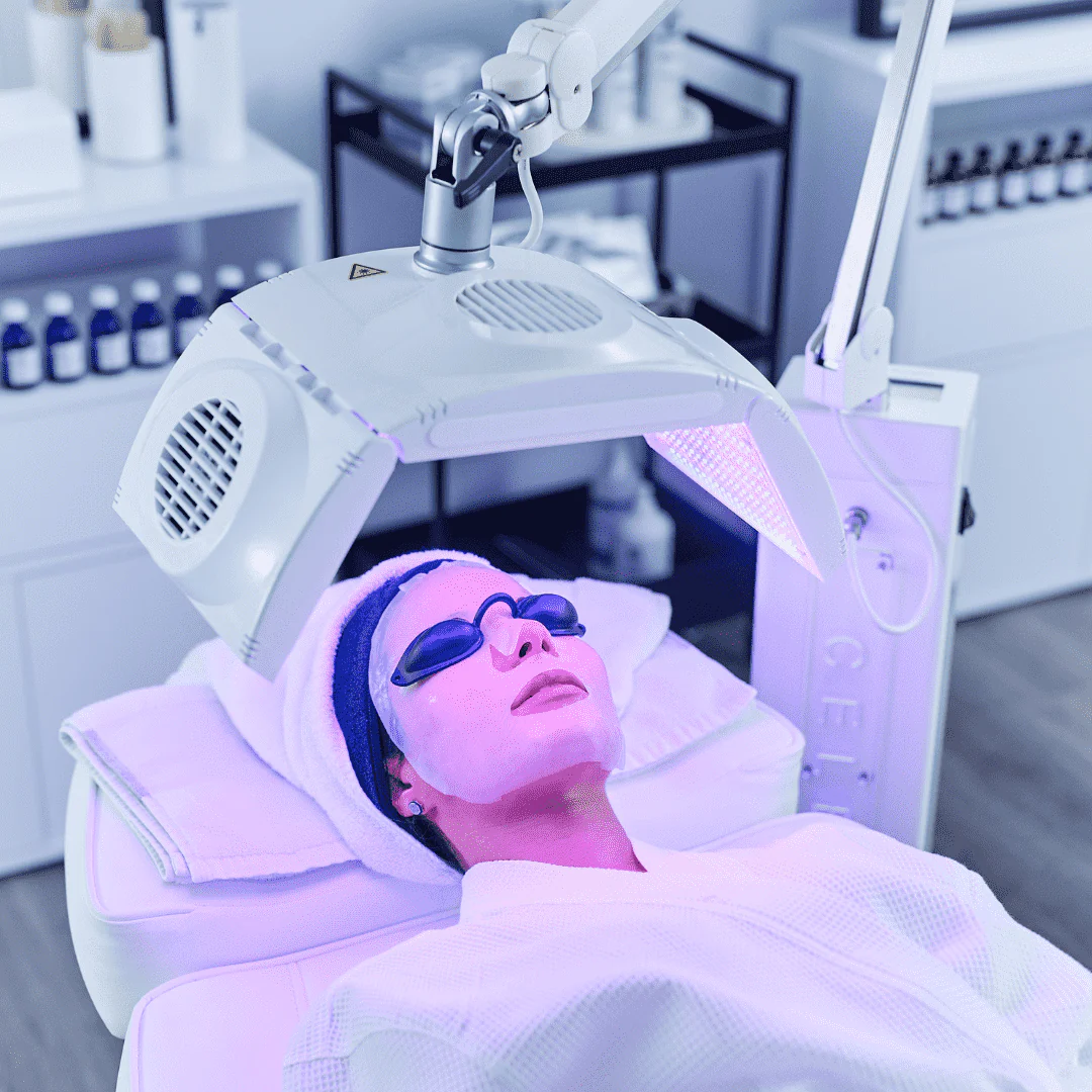BioLED-therapie met paars licht en biocellulose masker tijdens intensieve peeling