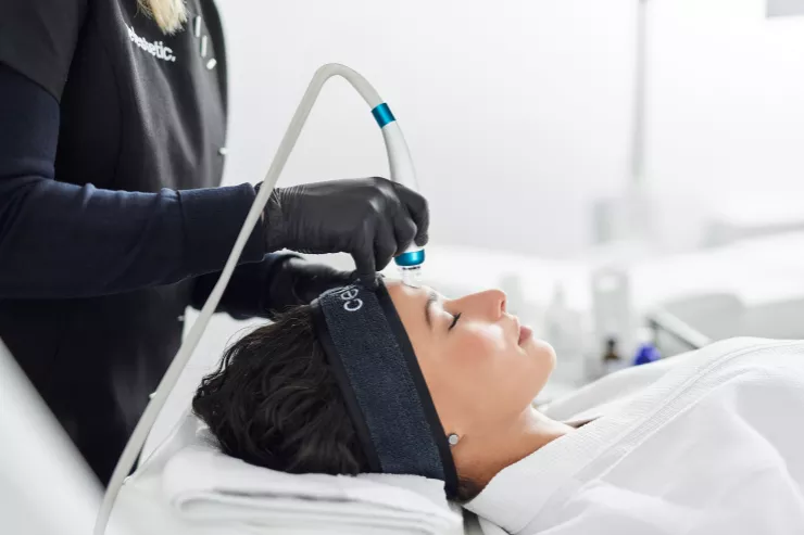 Hydrodermabrasie behandeling op het voorhoofd met Celestetic Aquapeel