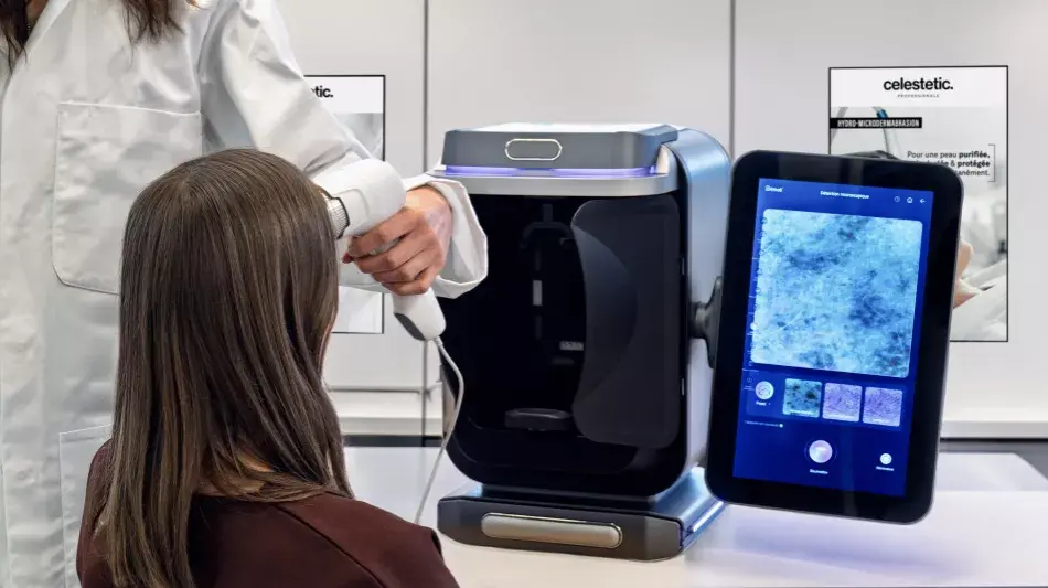 Dame ondergaat huidanalyse met Smart Skin Pro toestel van Celestetic