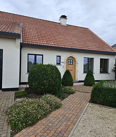 gevel geschilderd in het wit buitenhuis schilder