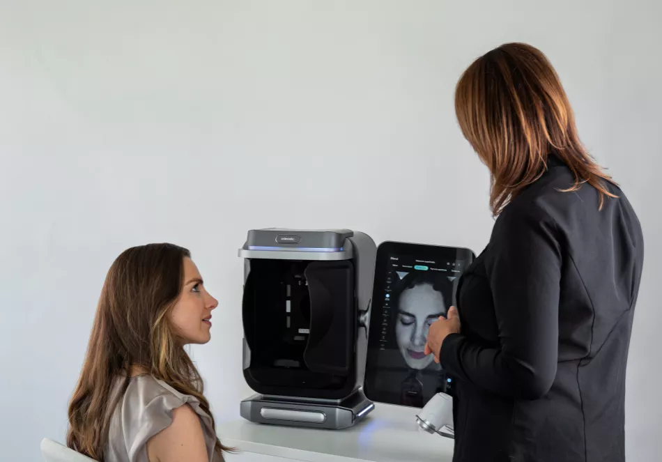 Acht gedetailleerde huidfoto’s met verschillende lichttechnieken van de Smart Skin Pro
