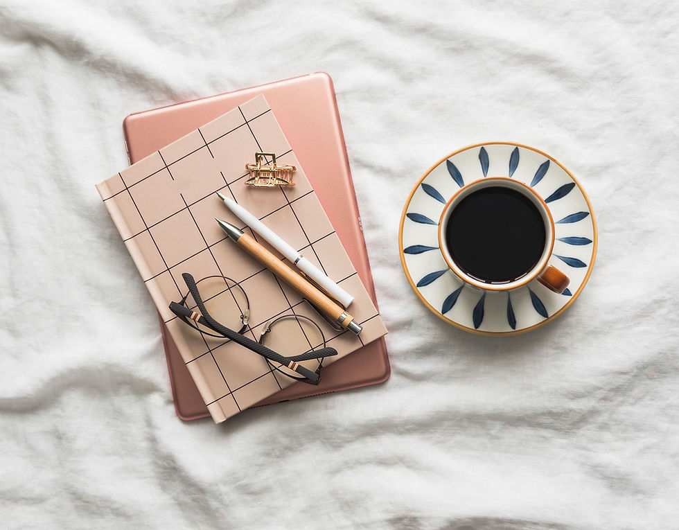 journaling con un café, lentes y un momento en paz