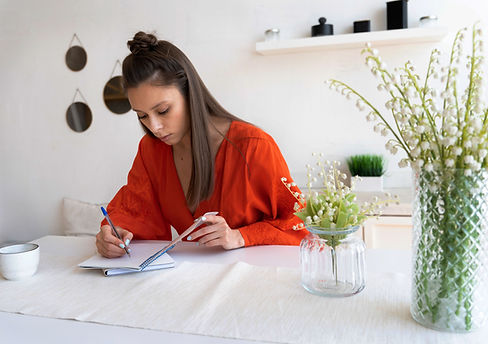 mujer-joven-con-mono-desordenado-trabajando-desde-casa.jpg