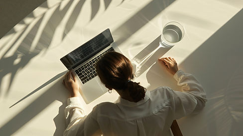 mujer-profesional-trabajando-en-una-computadora-portatil-plana.jpg