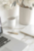 espacio-de-trabajo-minimalista-con-boligrafo-de-portatil-y-flores.jpg
