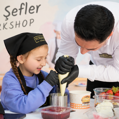 Nurşafak Pastaneleri, Minik Şefler Workshop etkinliğiyle bu kez Yedi Vadi Okulları’ndaydı. Çocuklar kendi tatlılarını hazırlarken hem eğlendi hem de yeni beceriler kazandı.