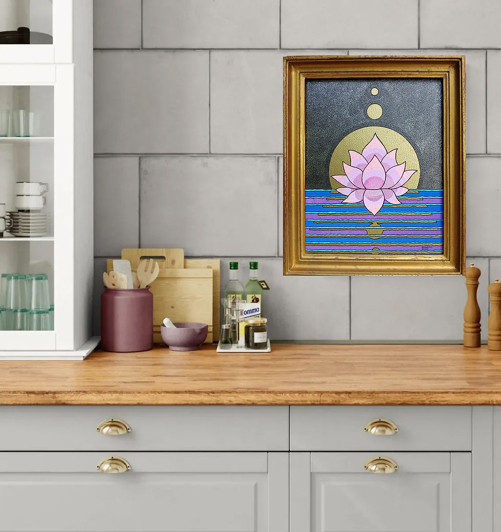Gros plan d'un tableau spirituel représentant un lotus rose décorant le mur d'une cuisine au-dessus d'un meuble