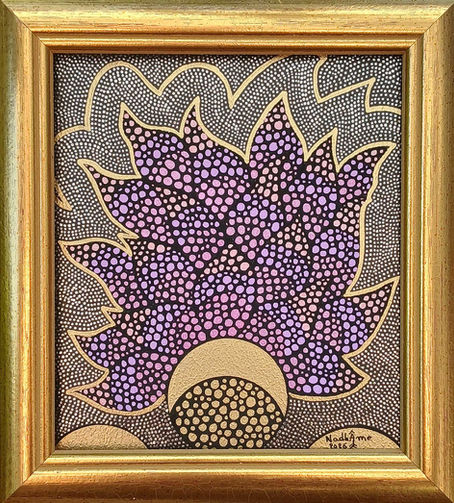 Tableau Fleur de Lune représentant une fleur violette épanouie soutenue par un croissant lunaire doré, symbole de renaissance, d'intuition et de transformation intérieure.
