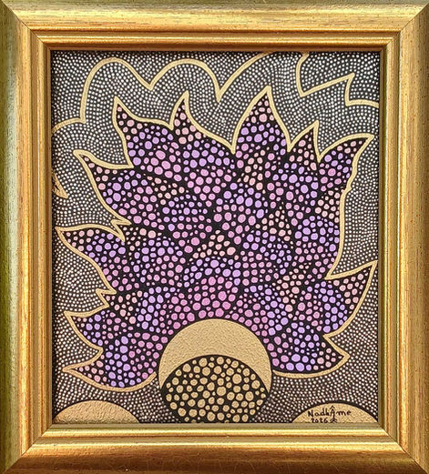 Tableau Fleur de Lune représentant une fleur violette épanouie soutenue par un croissant lunaire doré, symbole de renaissance, d'intuition et de transformation intérieure.