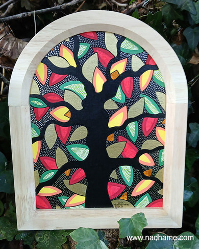 Arbre de vie de couleur noire avec des branches et des vitraux multicolores