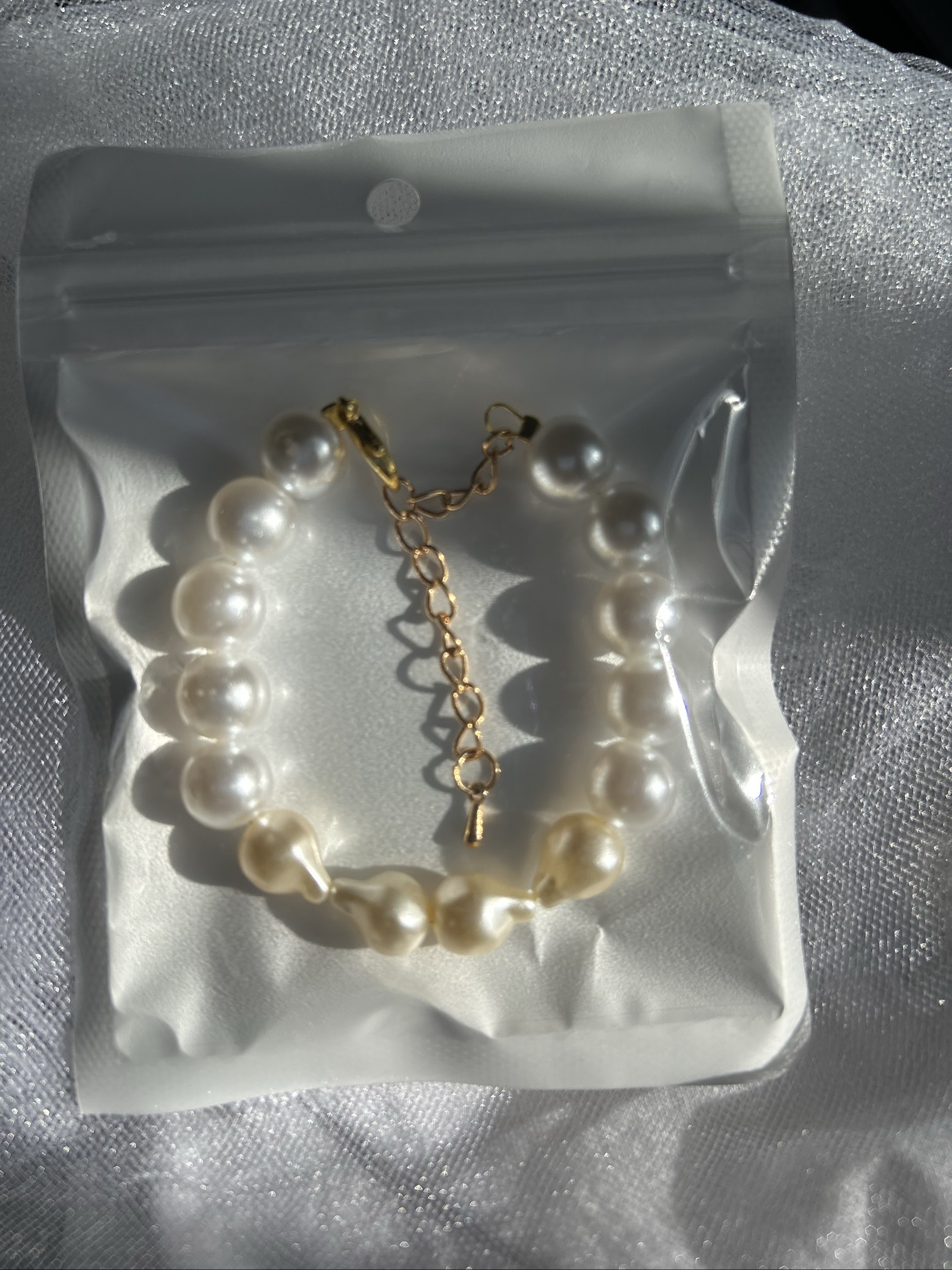 Hand made Bracelet en perles avec chaînette dorée