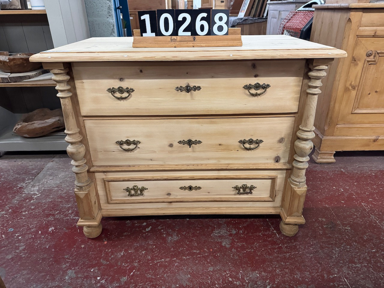 Beautiful antique pine 3 drawer decorative pillared chest of drawers