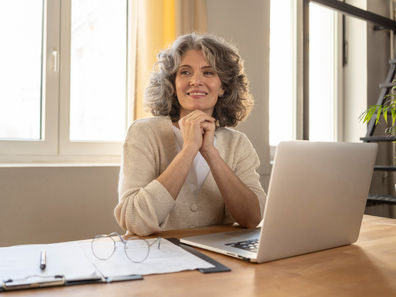 PL propõe benefícios fiscais a empresas que contratam mulheres acima de 50 anos