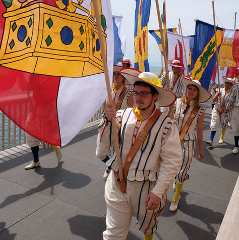 photo-fete-des-vignerons-vevey-defile-parade-cortege-costumes-bannieres-drapeaux.jpg