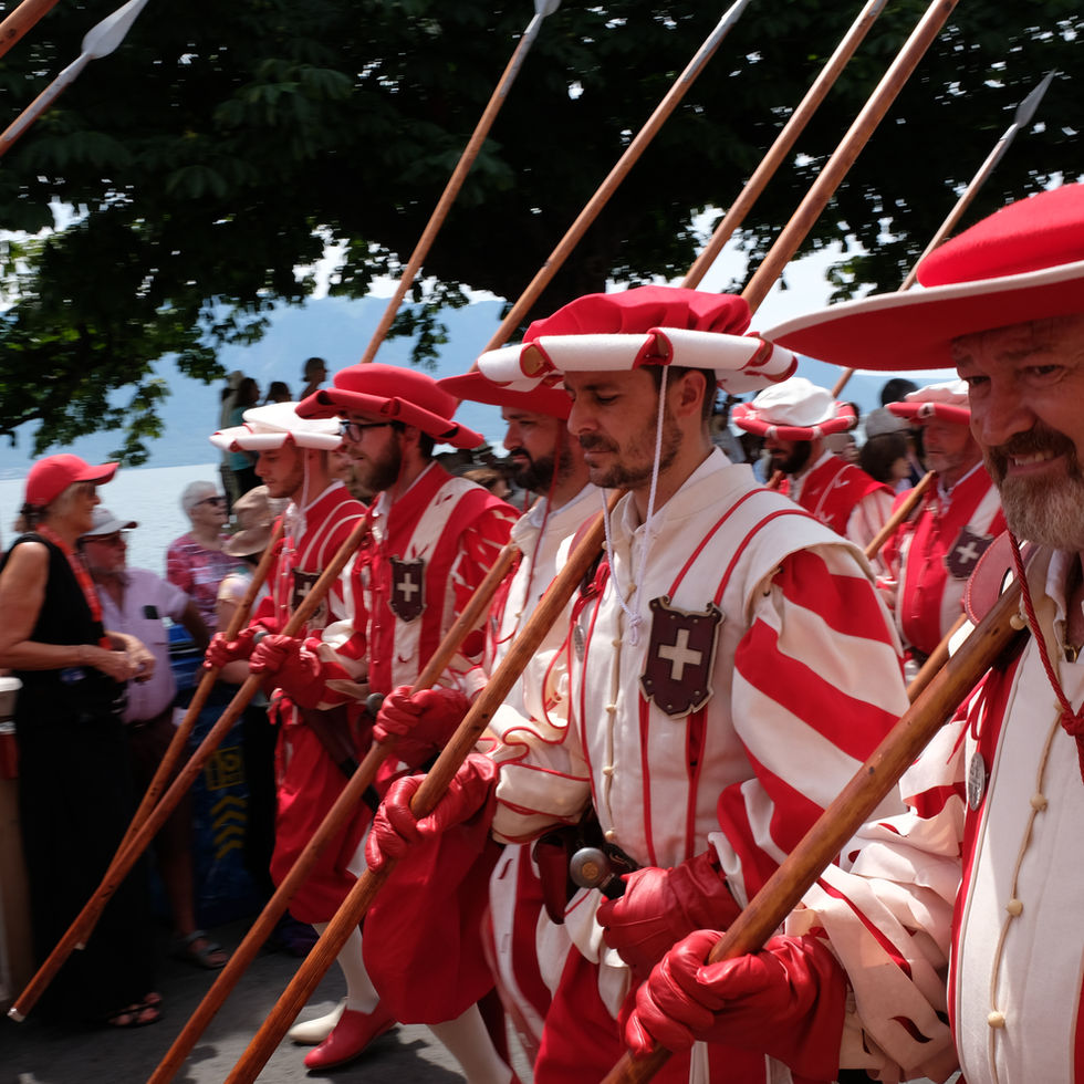 photo-fete-des-vignerons-vevey-cortege-parade-defile-costumes-archers-cent-suisses.jpg