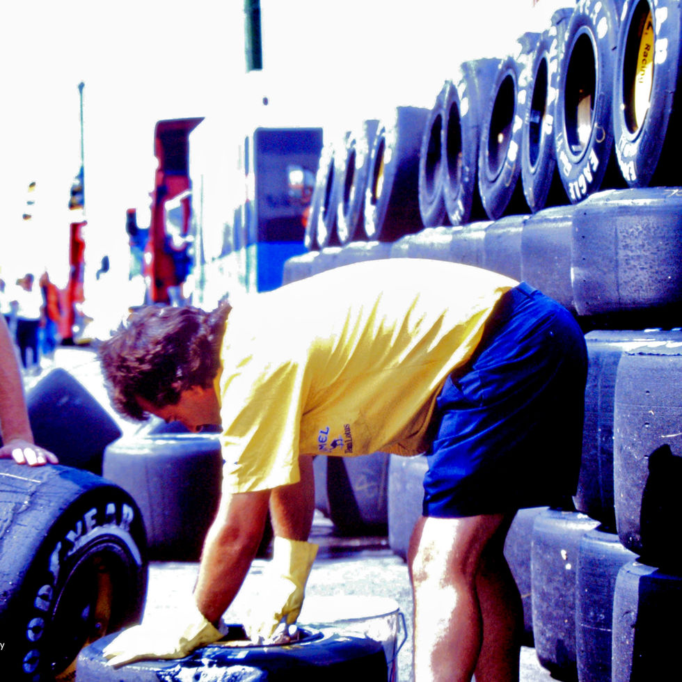 photo-formule-1-mechanics-course-circuit-hungaroring-1989-tyres-good-year-paddock-.jpg