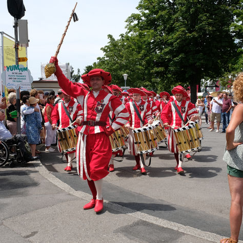 foto-festival-de-viticultores-vevey-procesión-desfile-disfraces-tamborileros-fanfarria-cent-suisse