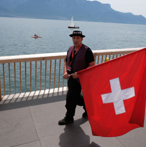 foto-fete-des-vignerons-vevey-defile-disfraces-bannieres-drapeau-suisse.jpg