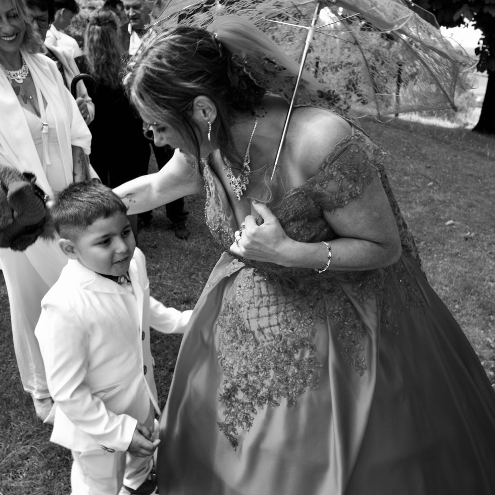 photo-mariage-a-eglise-pair-union-robe-de-mariee-noir-et-blanc-fête-famille-amour.jpg