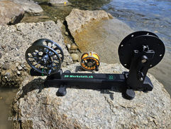 Flyline Tool im Einsatz am Wasser zur Pflege und zum kontrollierten Spulen von Fliegenschnur, Backing und Runninglines.
