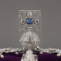 The Imperial State Crown - Replica - Top cross pattee with the St. Edward's sapphire & monde