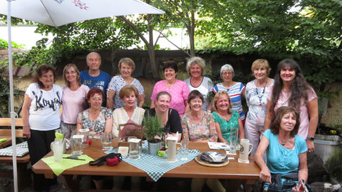 Fitnessgymnastik im Biergarten