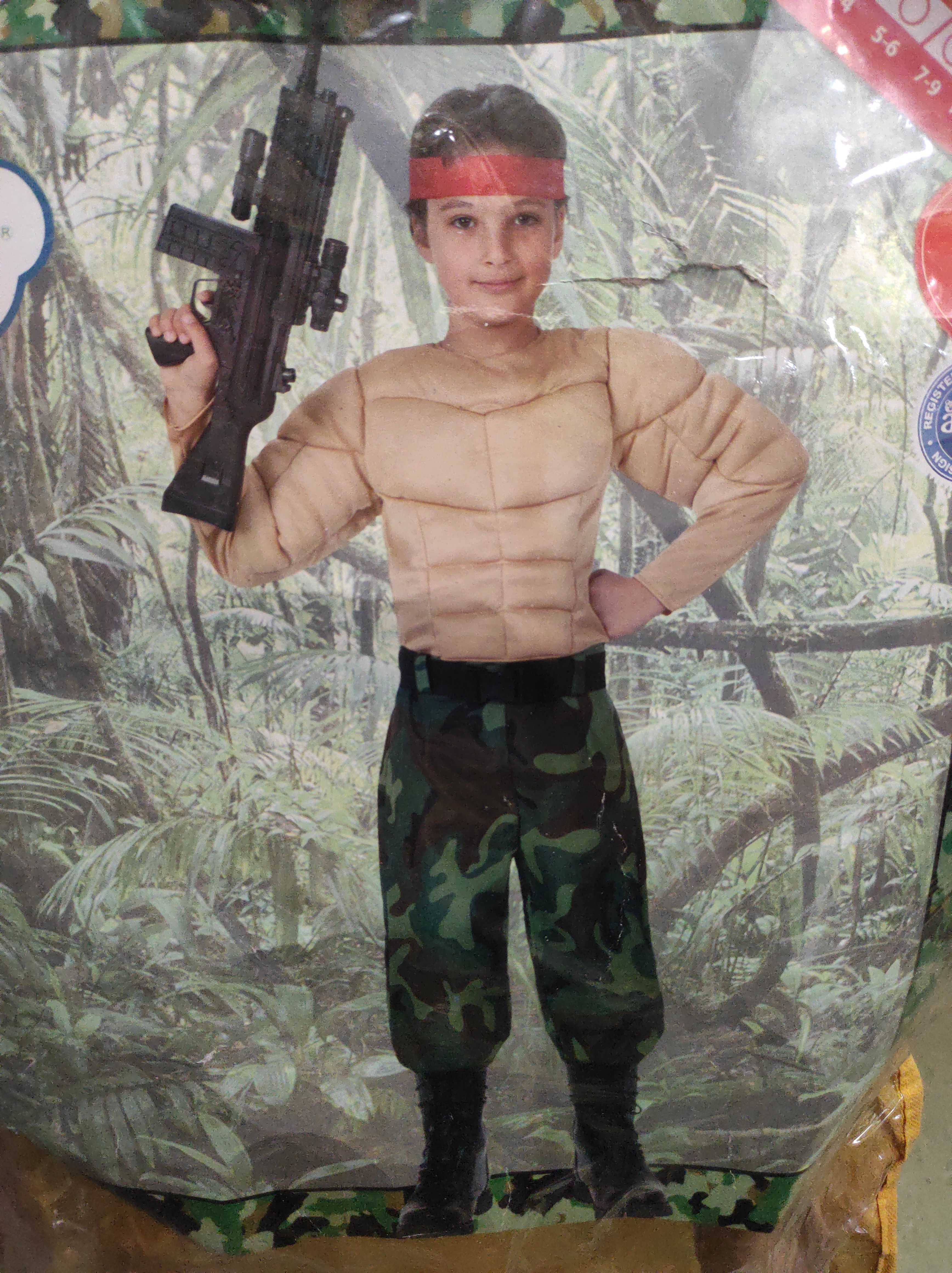 Militar musculoso soldado rambo