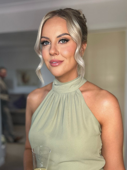 full glamour bridesmaid makeup look. siren eyes with a winged eyeliner and fluffy lashes. sculpted cheeks and defined lips