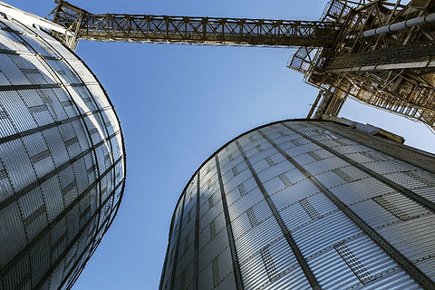 Silos%201%20shutterstock_548140933_edite