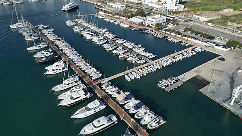amarres del puerto port nautic ibiza con vistas a Dalt Vila
