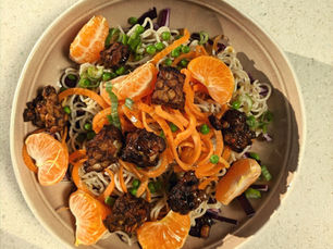Salade de nouilles aux mandarines, tempeh et kimchi