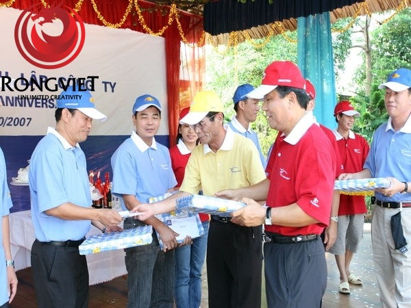 BUỔI LỄ TRAO QUÀ...