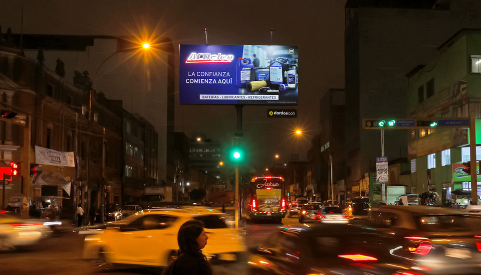 Pantalla publicitaria de noche