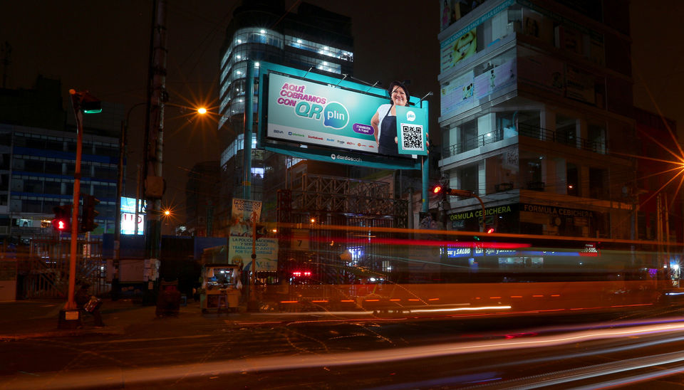 Pantalla publicitaria de noche