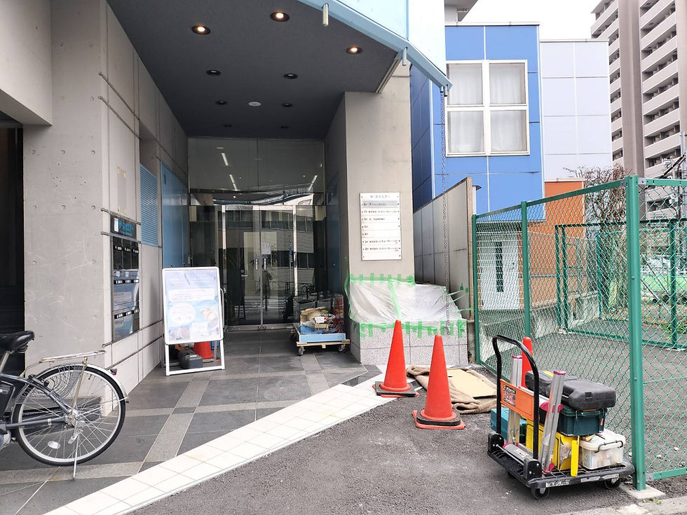 ビルエントランスに石庭