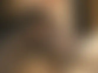 cheval tiquant à l'appui sur la porte en bois de son boxe